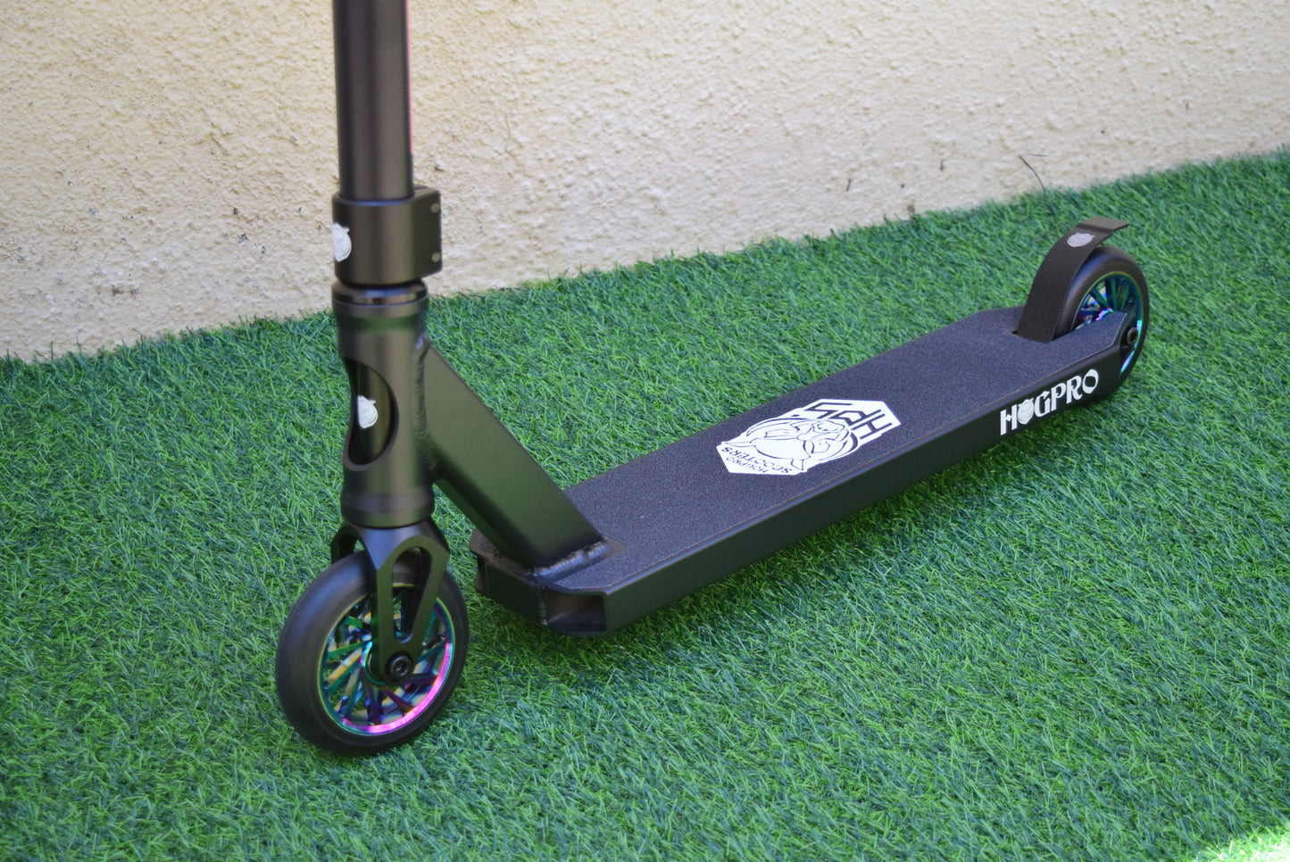 HogPro P2Ten stunt scooter, T-bar, Black deck with 110mm neo chrome wheels (Rainbow Grips)