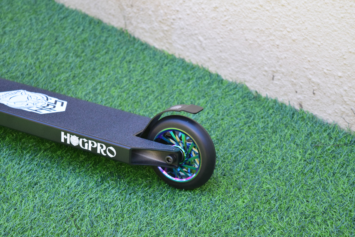 HogPro P2Ten stunt scooter, T-bar, Black deck with 110mm neo chrome wheels (Rainbow Grips)