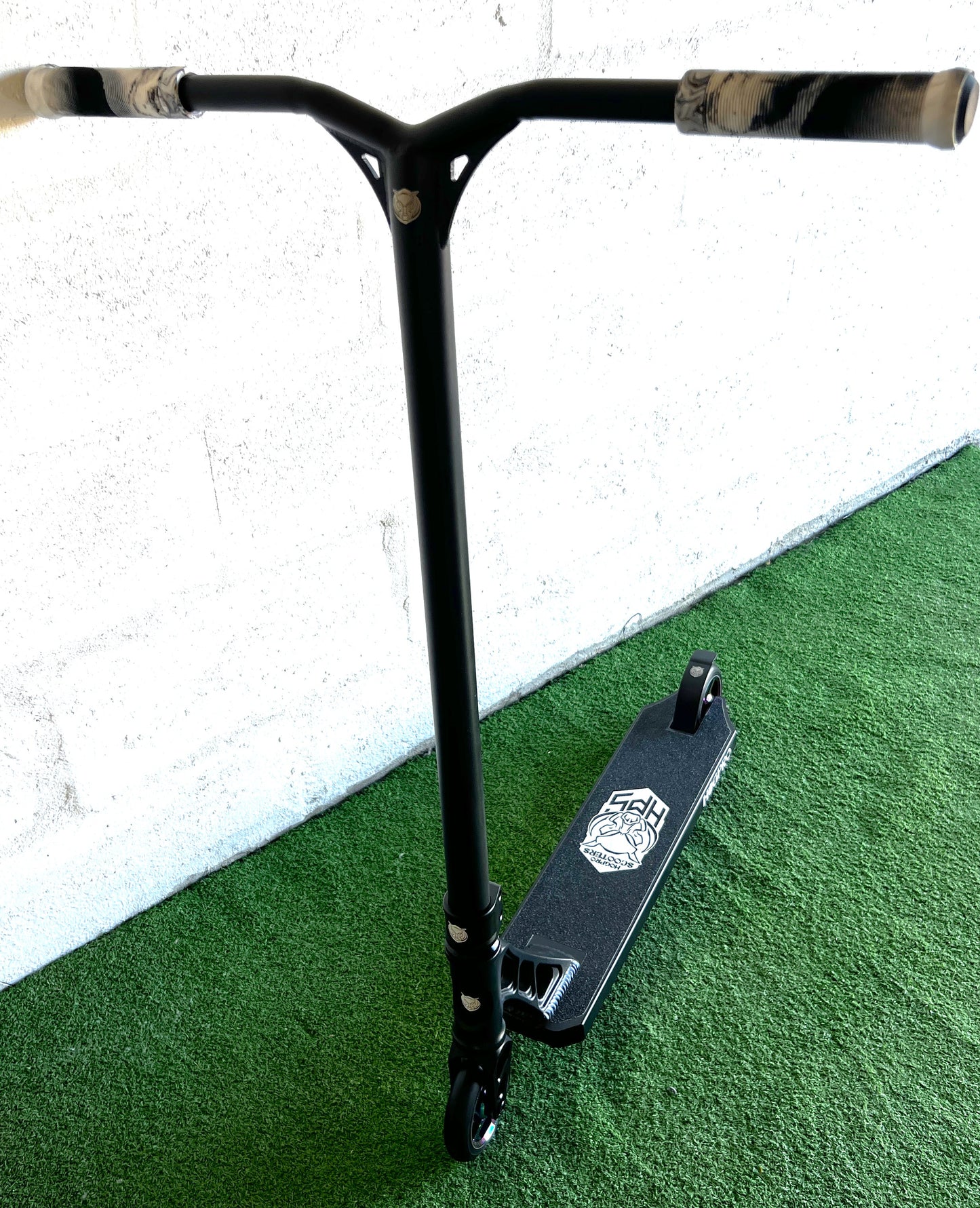 HogPro SP3 stunt scooter, Y-bar, Black forged deck with 110mm neo core wheels (Black/White Grips)