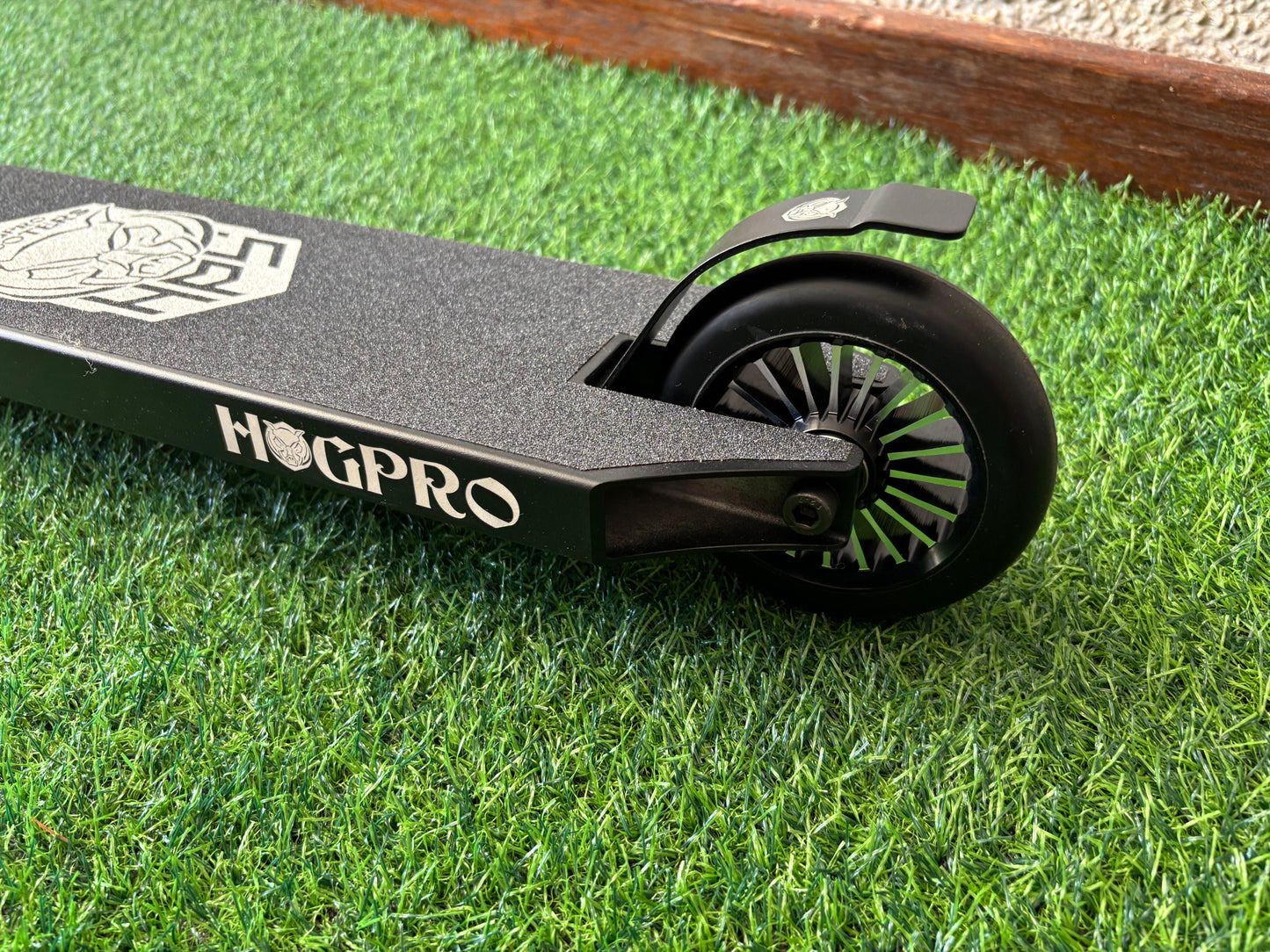 HogPro SP3 stunt scooter, Y-bar, Black forged deck with 110mm 20 spoke wheels (Black/White Grips)