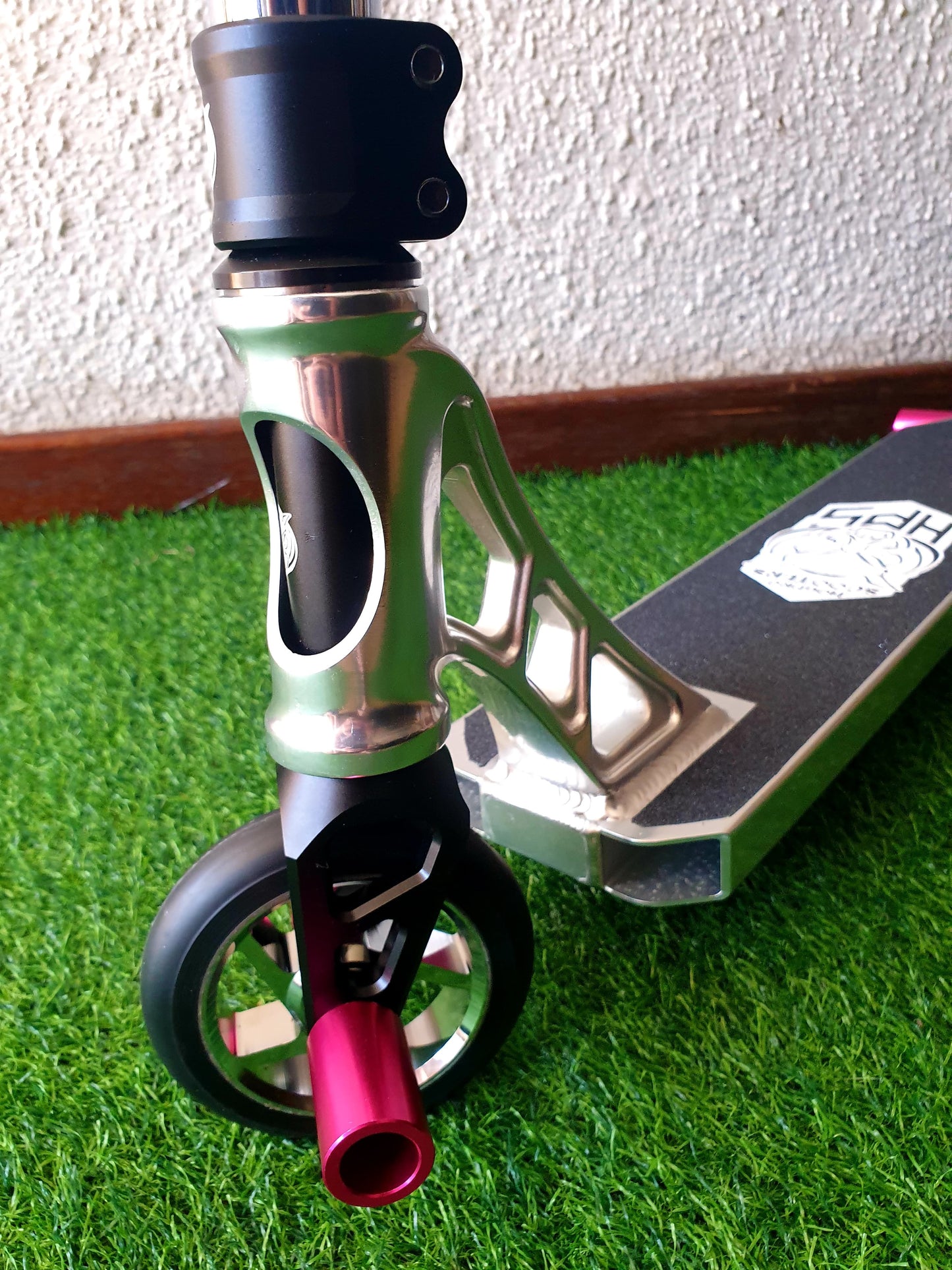 HogPro SP2 stunt scooter, chrome T-bar (Taller), Raw polished deck with 110mm chrome wheels (Pink Grips & pegs)