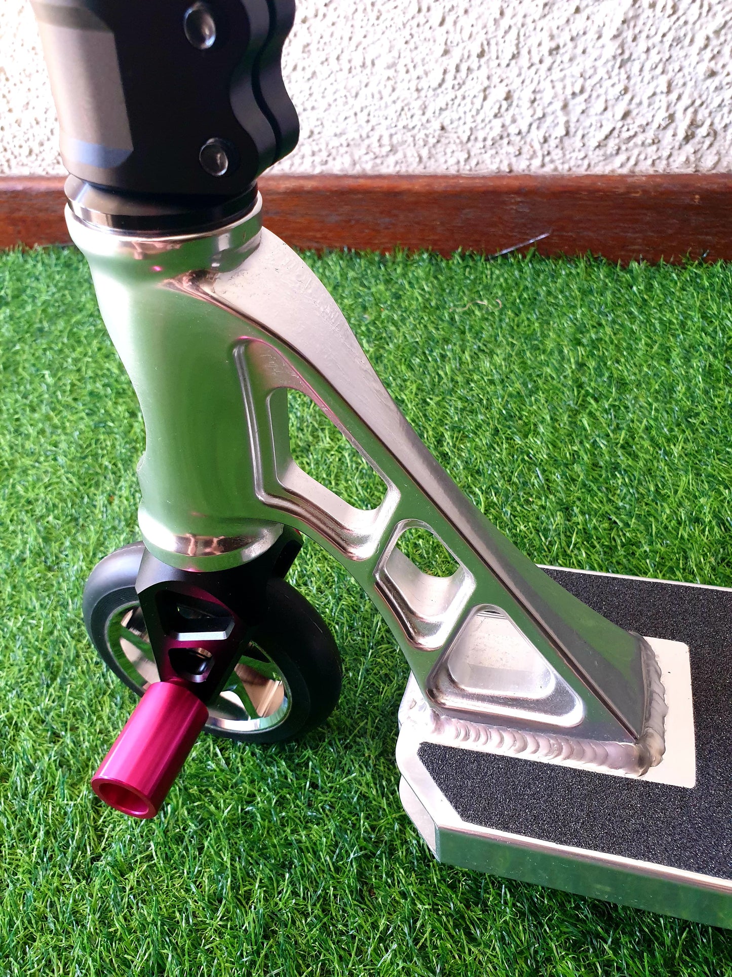 HogPro SP2 stunt scooter, chrome T-bar (Taller), Raw polished deck with 110mm chrome wheels (Pink Grips & pegs)